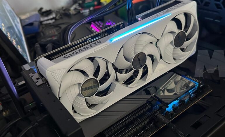 GeForce RTX 5070 Ti EAGLE OC ICE SFF 16G, análisis frente a GeForce RTX 4070 Ti SUPER y RTX 5080