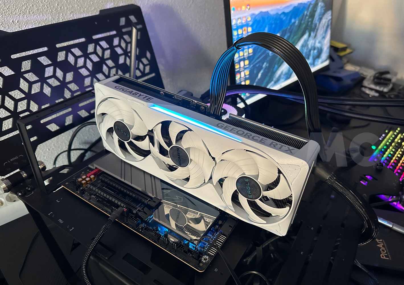 GeForce RTX 5070 Ti EAGLE OC ICE SFF 16G (22)