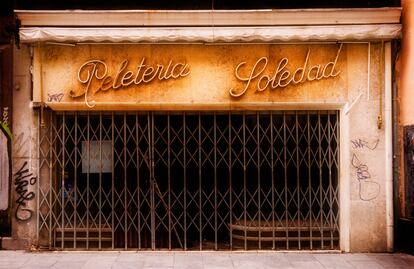 Una tienda cerró en una calle en el centro de Madrid.