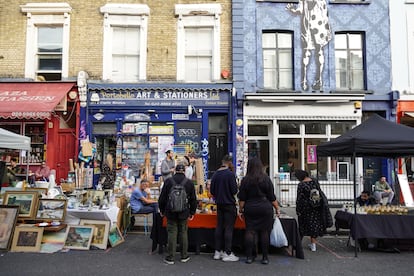 Varios de los puestos del mercado de Portobello Road, en el distrito Notting Hill de Londres.