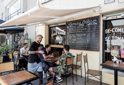 La terraza de la José Ramón 277: Chopería & Sanguchería.