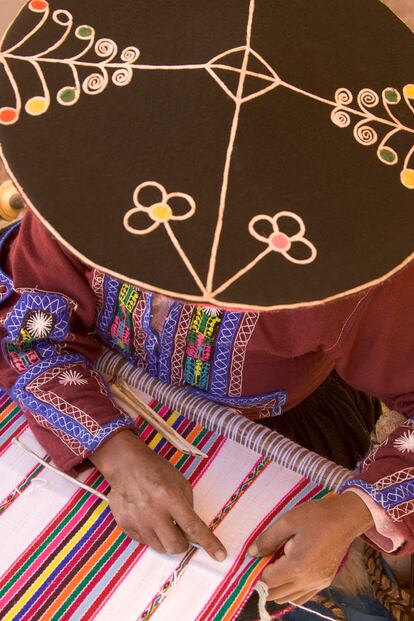 Un vendedor en un mercado de Raqchi (Cuzco, Perú).