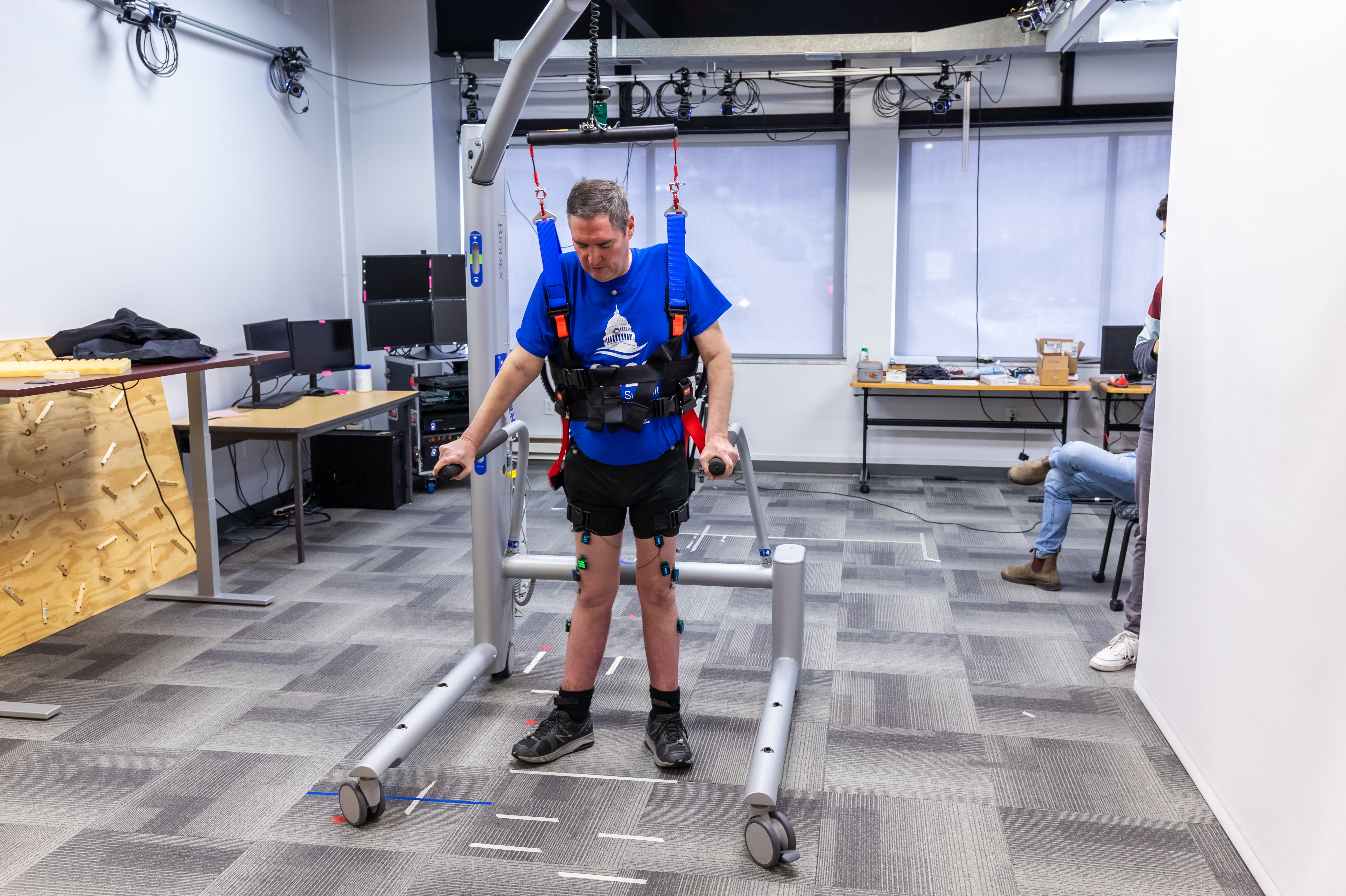 Imagen secundaria 2: Doug McCullough utiliza el sistema de soporte de peso corporal para caminar durante una sesión de prueba en la Universidad de Pittsburgh.