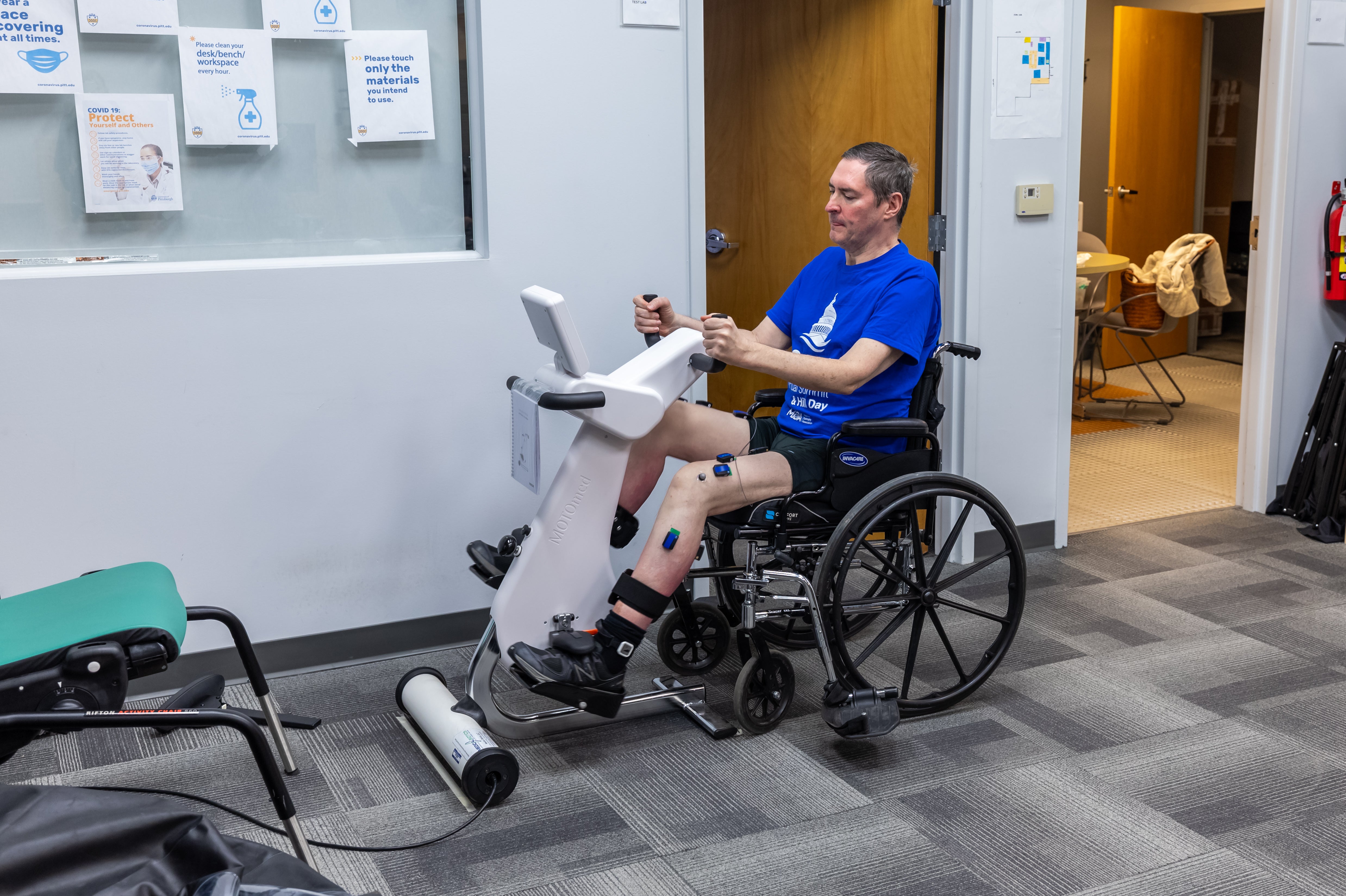 Imagen secundaria 1: Doug McCullough utiliza el sistema de soporte de peso corporal para caminar durante una sesión de prueba en la Universidad de Pittsburgh.