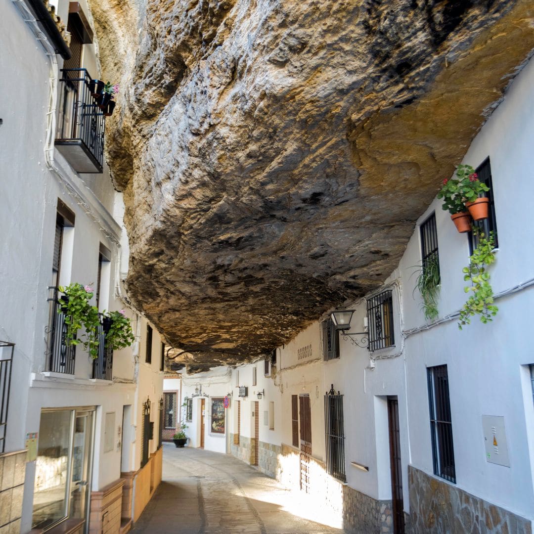 Street Street of Bodegas, con sus casas construidas debajo de la roca, Cádiz