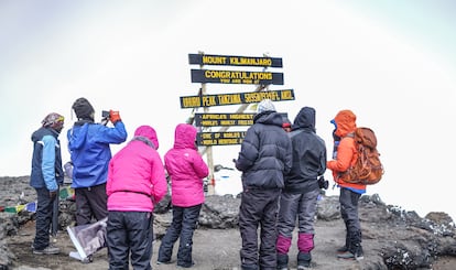 Un grupo de excursionistas en el Monte Kilimandjaro, Tanzania.