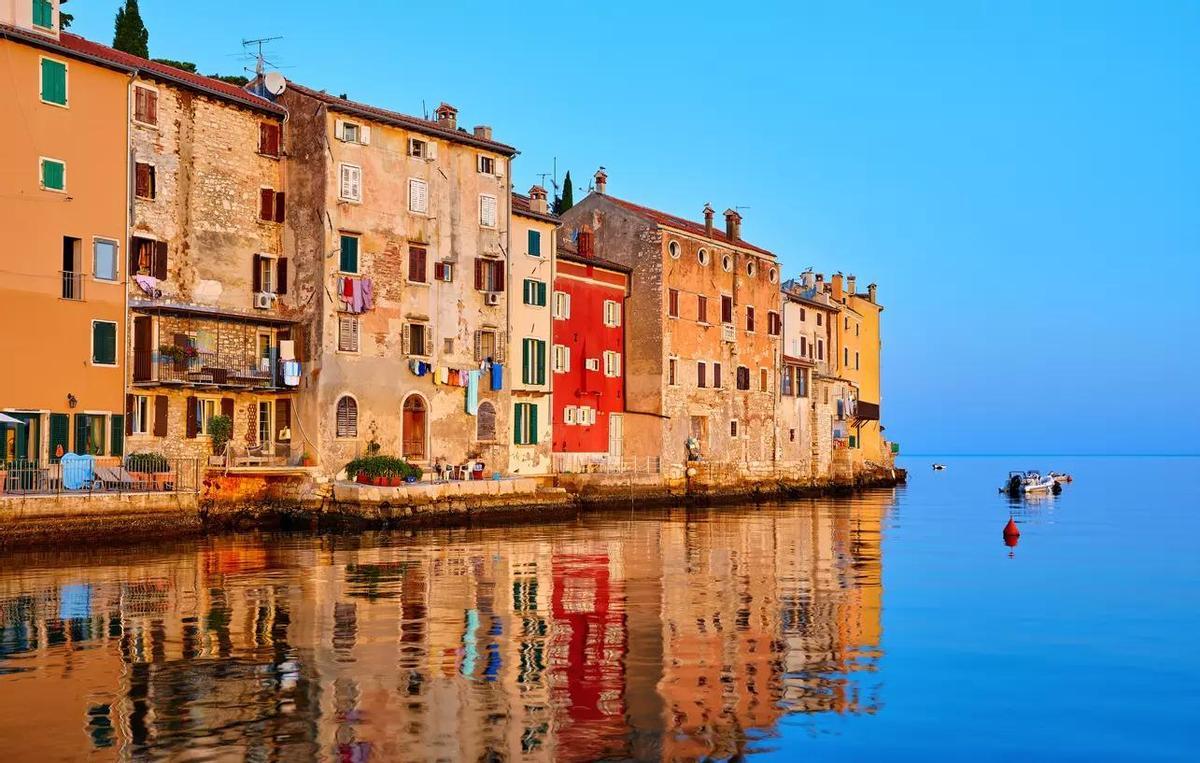 Las casas encantadora de Rovinj a los pies del Adriáticos