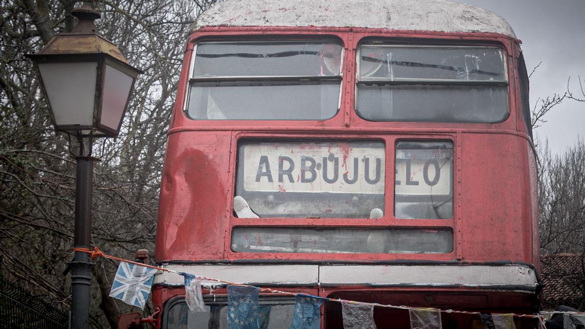 El autobús cuenta con una señal de tráfico con el nombre del pueblo en su interior.