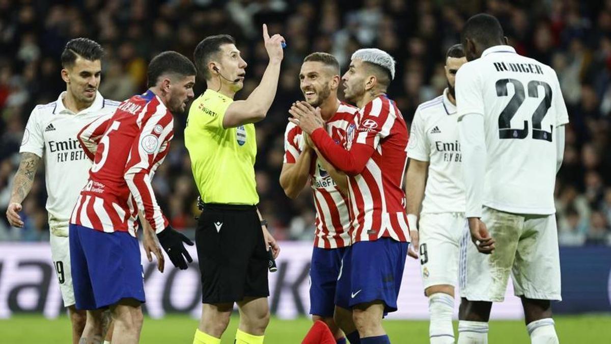 el doble de penaltis a favor, la mitad de amarillas y ninguna roja contra el Atlético de Simeone