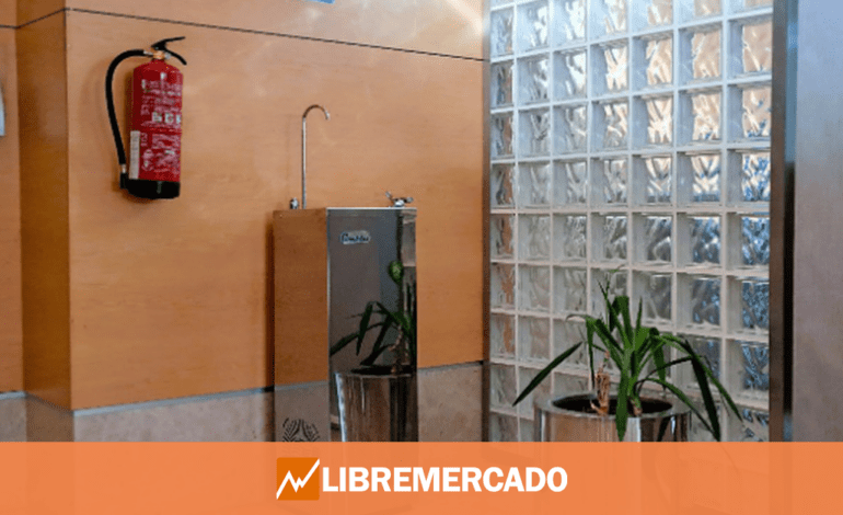 Burlas y asombro por el homenaje de Aena a una fuente para beber agua en el Aeropuerto de Albacete