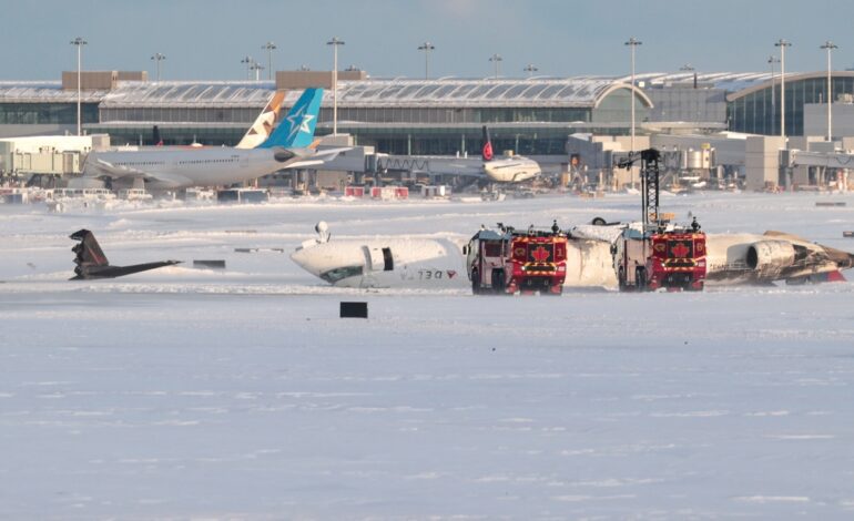 Un esquiador se graba saliendo del avión estrellado en Toronto y muestra las consecuencias del siniestro