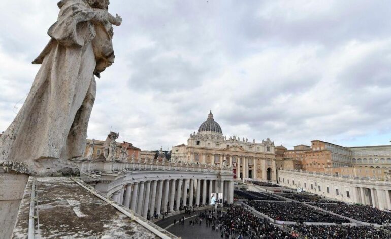 La maquinaria vaticana se adapta a un Papa que gobierna desde el hospital