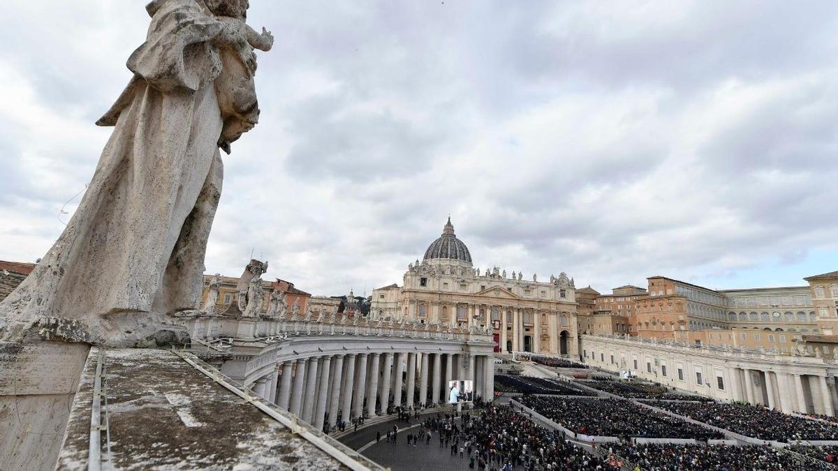 La maquinaria vaticana se adapta a un Papa que gobierna desde el hospital