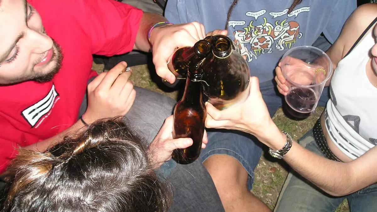 Un médico no puede recomendar tomar alcohol, ni una copa de vino al día