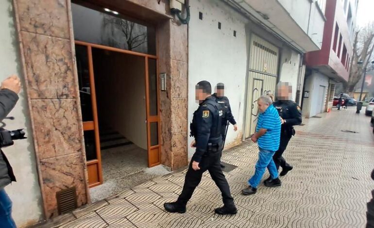 ASESINATO MACHISTA EN ASTURIAS | Con gesto sereno y sin mediar palabra: así regresó a su casa para reconstruir los hechos el detenido por el crimen machista de Sama