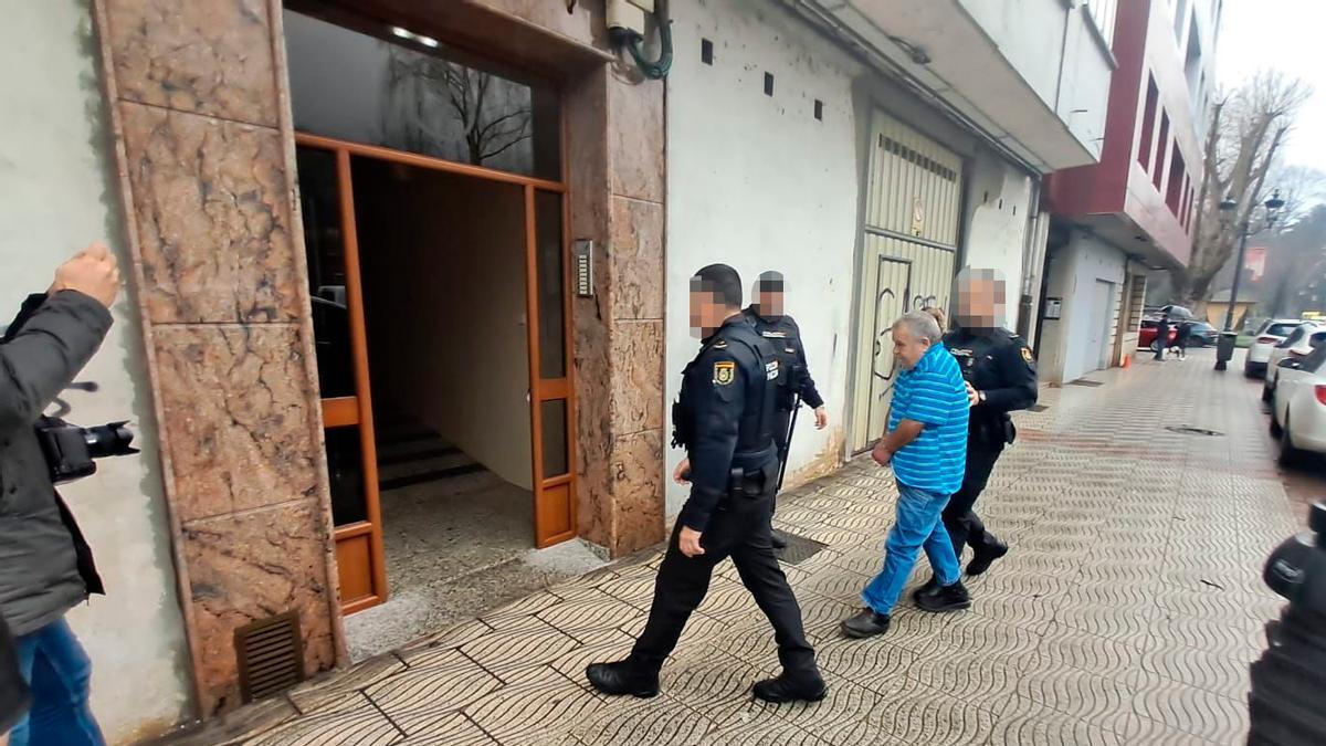 ASESINATO MACHISTA EN ASTURIAS | Con gesto sereno y sin mediar palabra: así regresó a su casa para reconstruir los hechos el detenido por el crimen machista de Sama