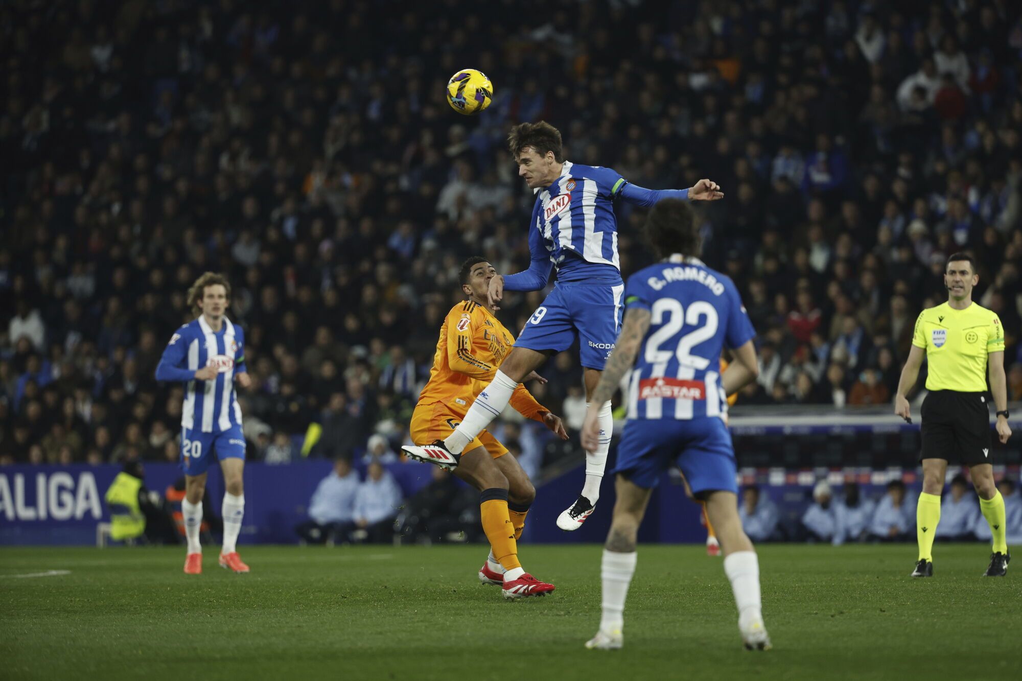 Urko González de Espanyol, centro, salta sobre Juex Joan Monfort de Real Madrid) Associated Press/Lapresse. Uso editorial solamente/solo Italia y España