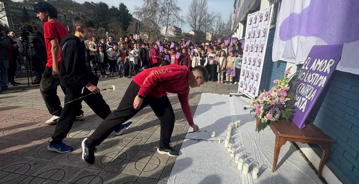 Compañeros de clase del hijo de Karilenia Charles depositan flores en su memoria. Al fondo, los compañeros de su hija.  | D. O