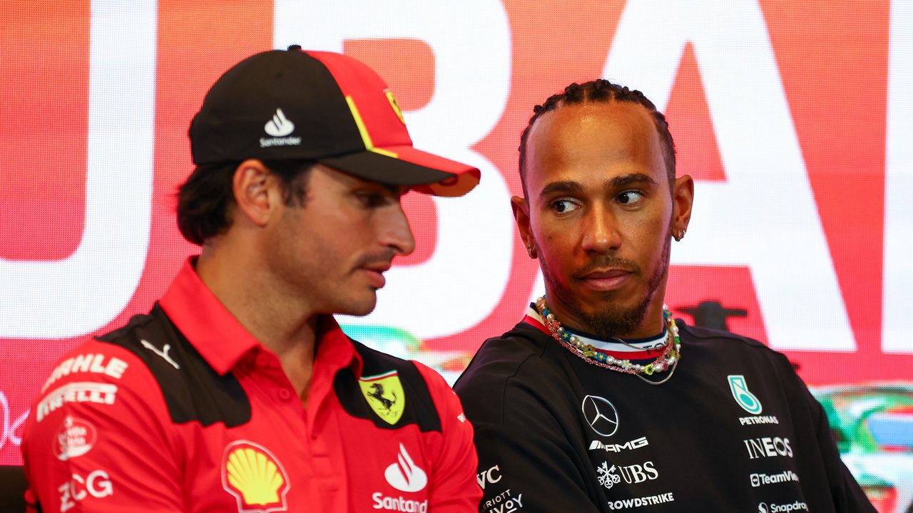 Un exjefe de Ferrari duda que Hamilton vaya a mejorar a Carlos Sainz