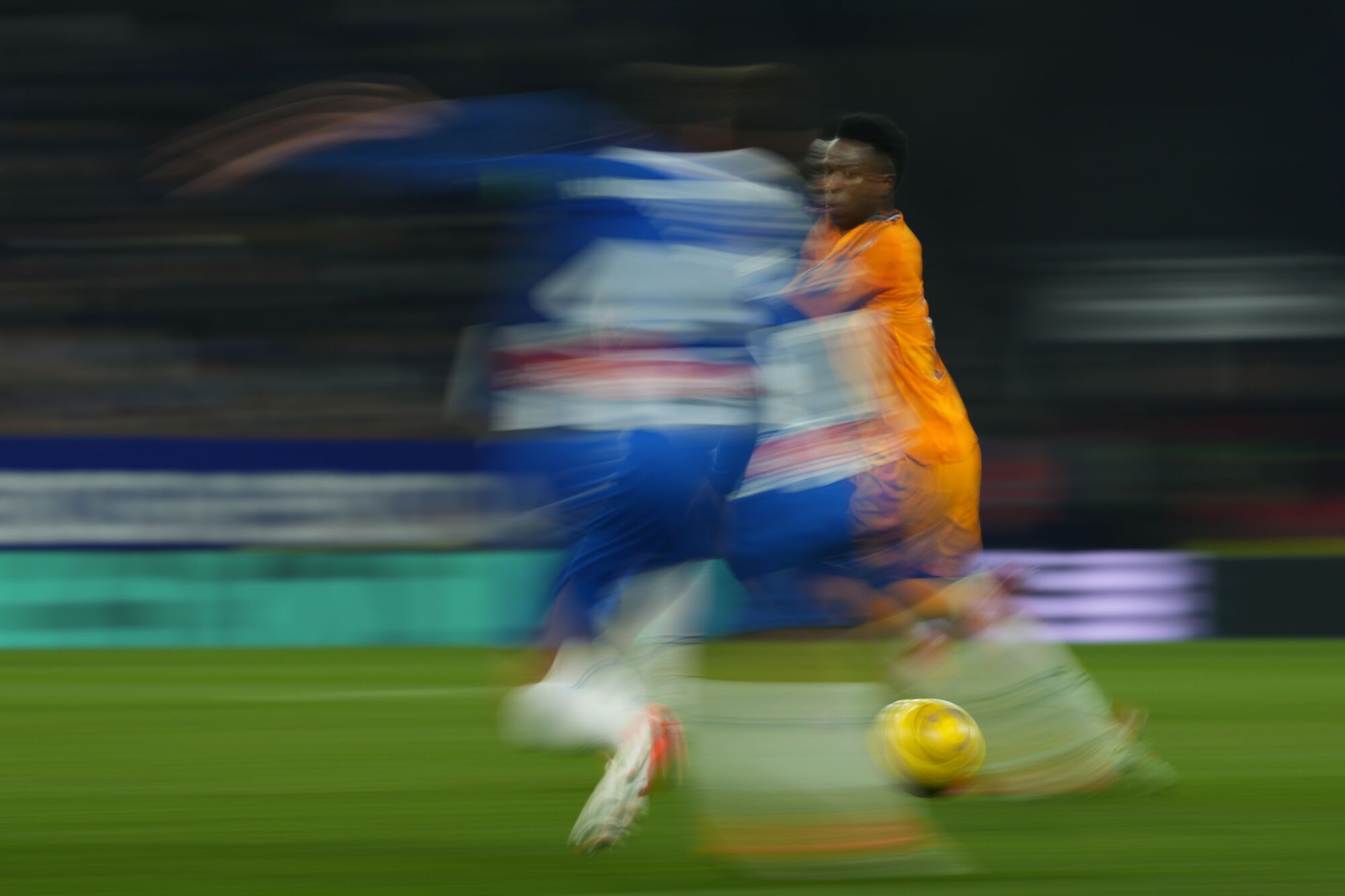 El delantero brasileño del Real Madrid, Vinicius Junior (R) durante el partido de Laliga entre Espanyol y el Real Madrid, en el estadio RCDE en Cornella el Prat, Catalunya, España, 1 de febrero de 2025. Efe/ Alejandro García