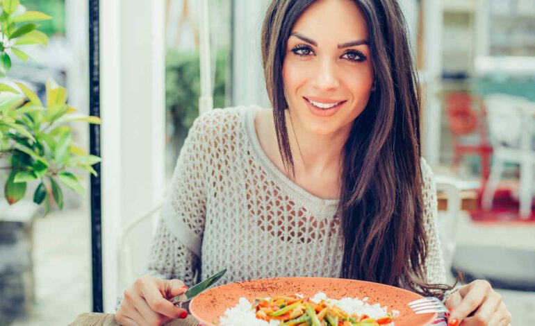 La mejor manera de cocinar el arroz blanco para evitar picos de glucosa