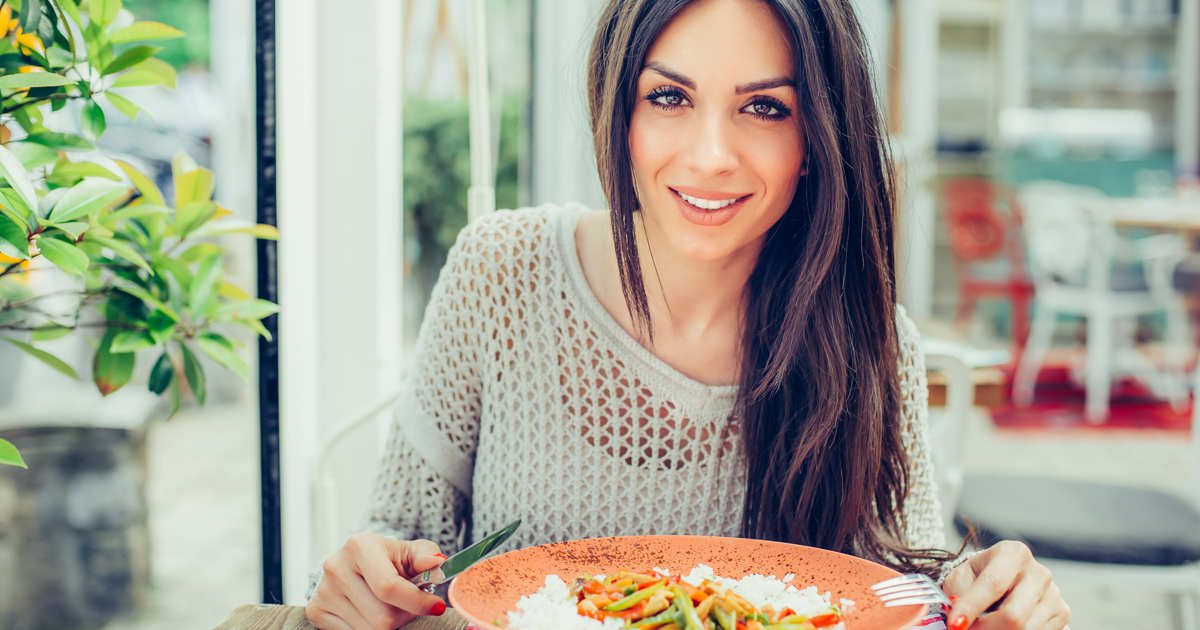 La mejor manera de cocinar el arroz blanco para evitar picos de glucosa