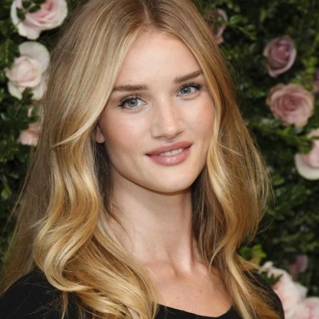 Rosie Huntington-Whiteley con un color de cabello rubio cremoso