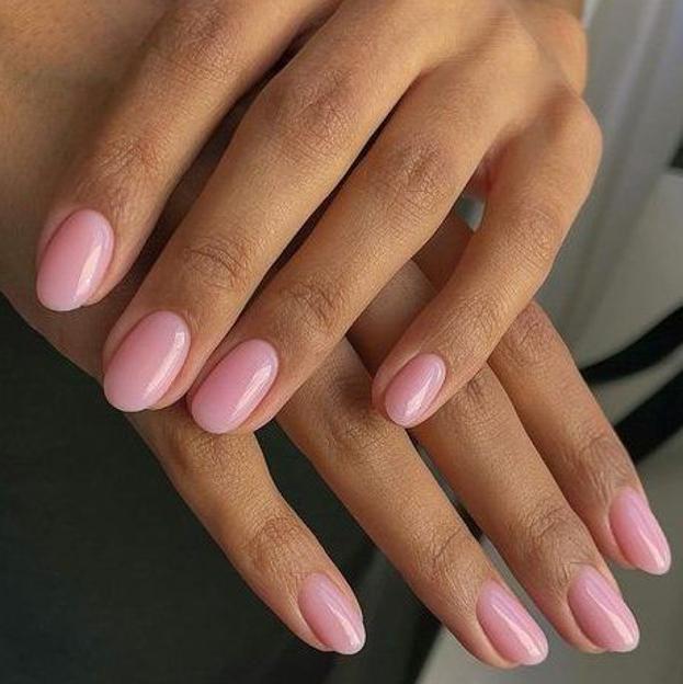 Tendencia de color de uñas rosa claro para la primavera