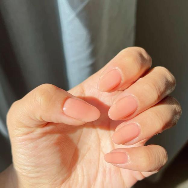 Tendencia translúcida de durazno de color de uñas para la primavera