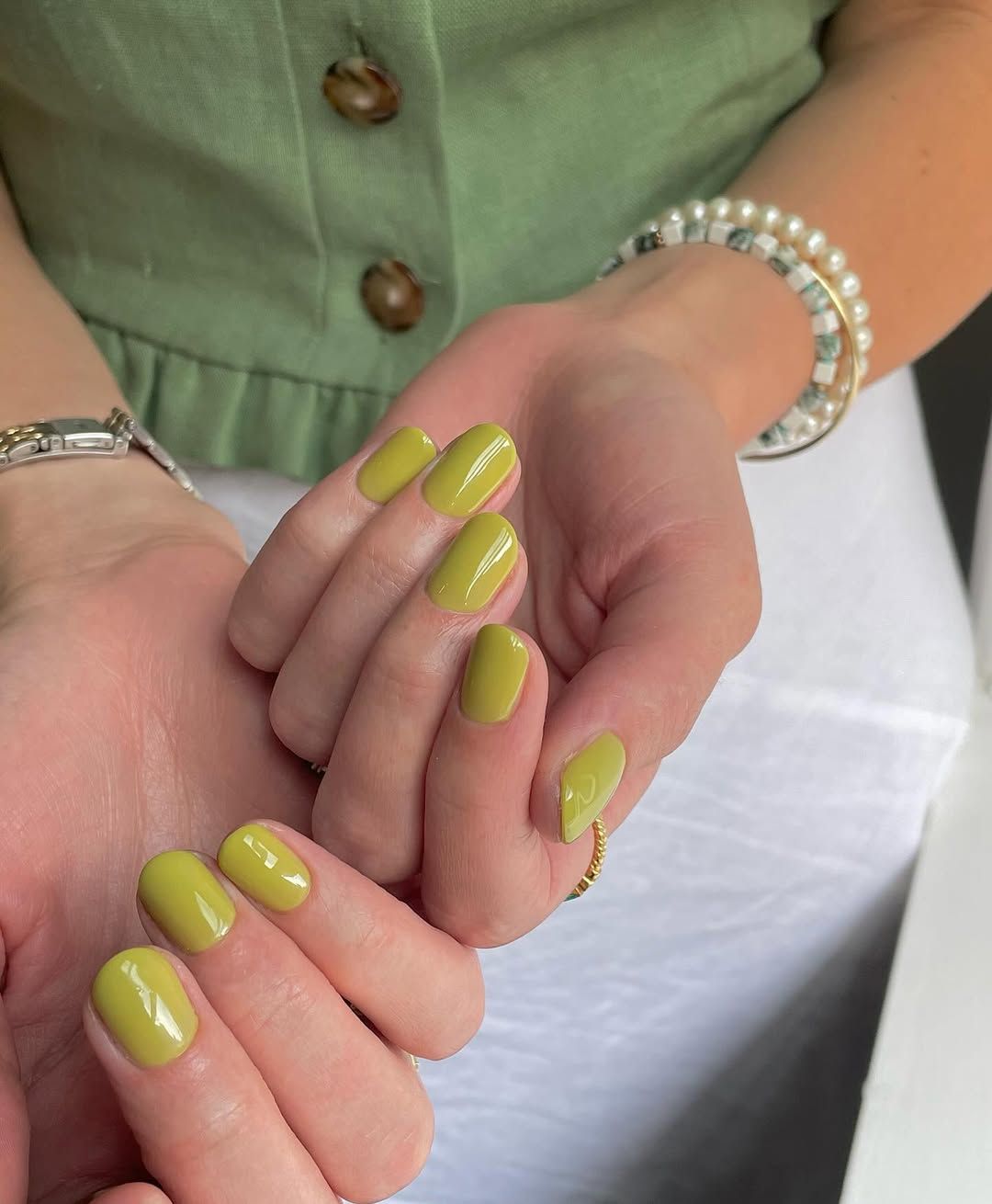 Ligeras uñas de oliva tendencia para la primavera