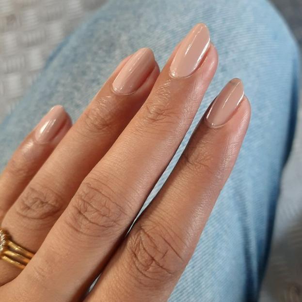 Uñas en la tendencia de tono natural para la primavera