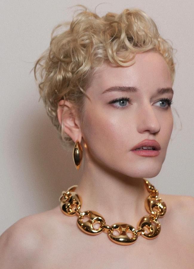 Julia Garner con Pixie en cabello rizado / @ bobbyeliot