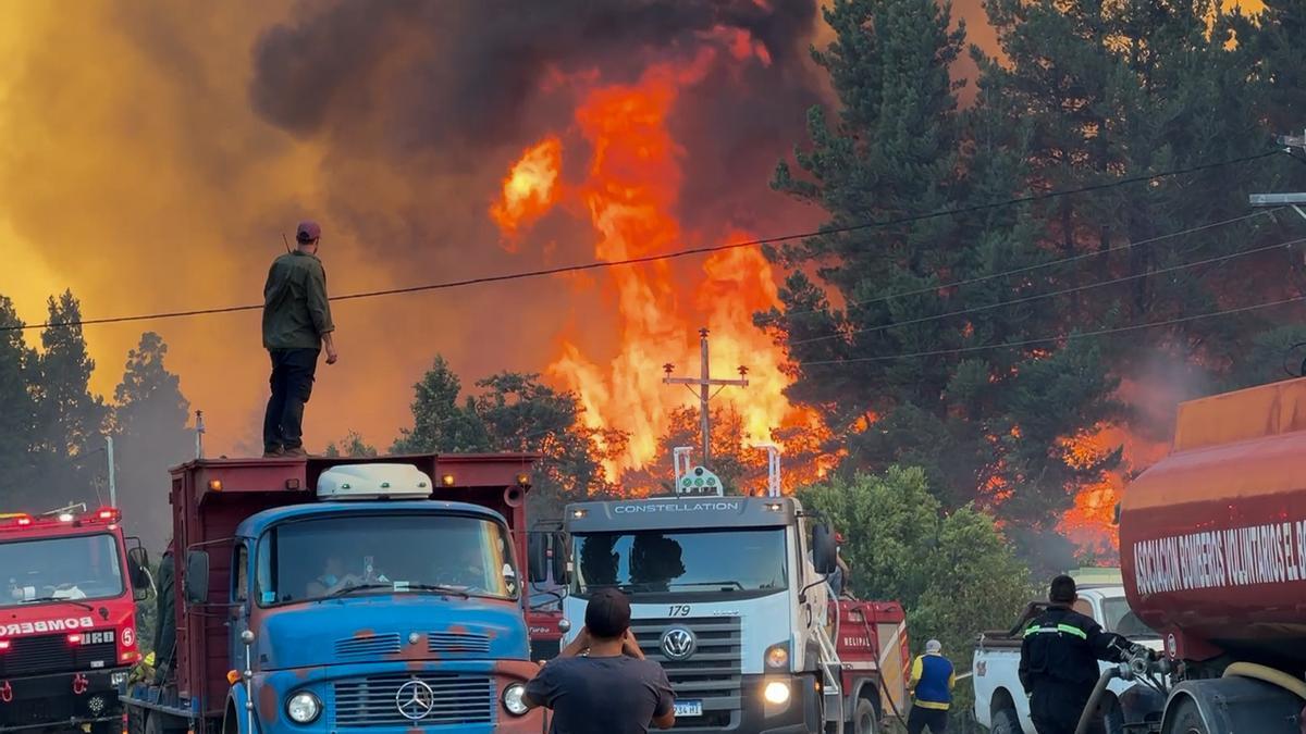 Los incendios arrasan la Patagonia argentina frente a la indiferencia del Gobierno de Milei