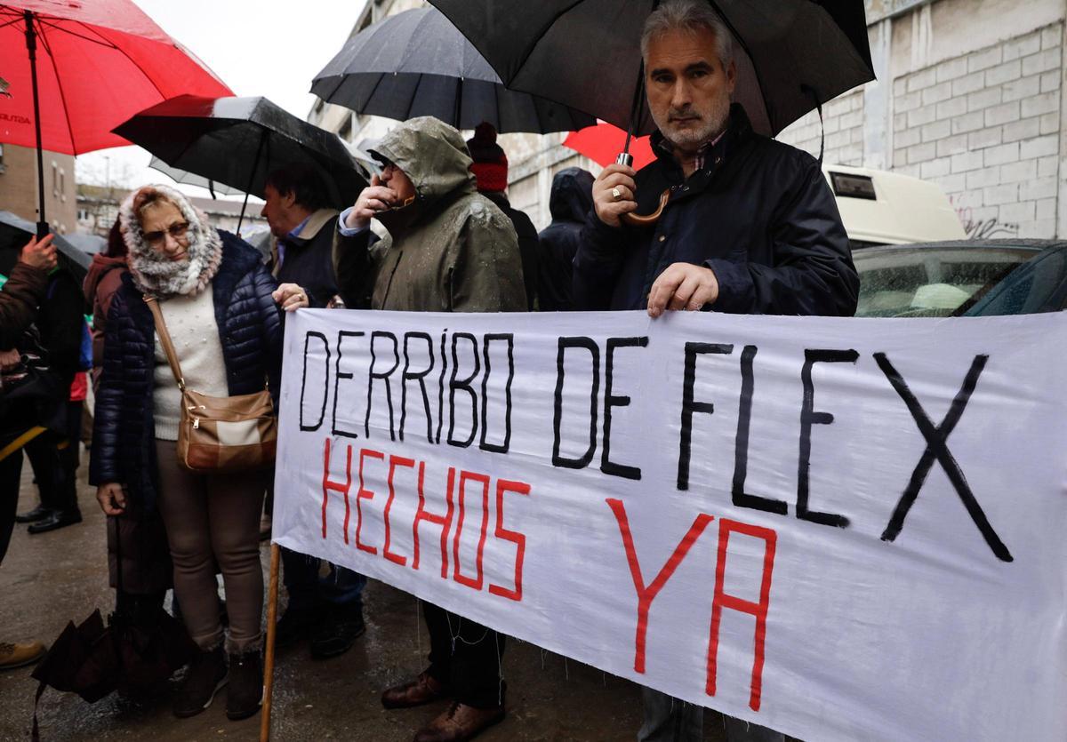 Vecinos de La Calzada durante la manifestación llevada a cabo en frente de la nave de Flex.