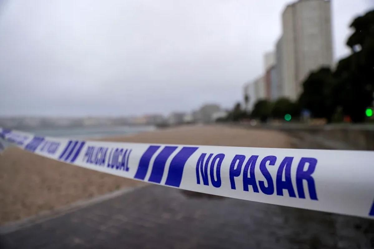 Una cinta policial en el paseo marítimo de A Coruña impide el acceso a la playa por la borrasca Kirk que atraveso España en 2024 con vientos de hasta 120 km/h.