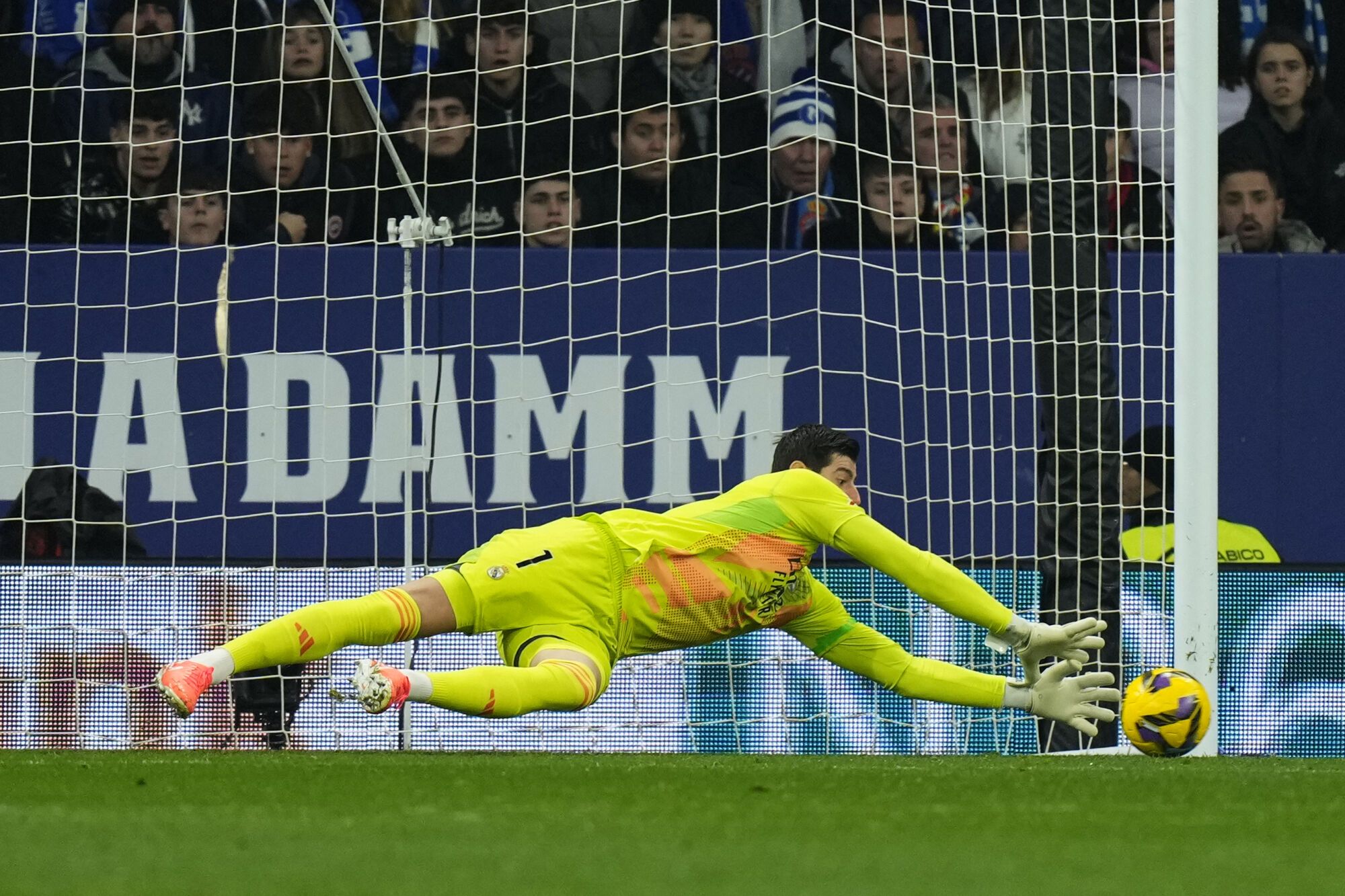 El portero belga del Real Madrid, Thibaut Courtois, detiene el balón durante el partido correspondiente al Día 22 de Laliga EA Sports que jugó Espanyol y el Real Madrid el sábado en el estadio RCDE, en Barcelona. Efe / Siu Wu .. (Espanyol) (Real Madrid)