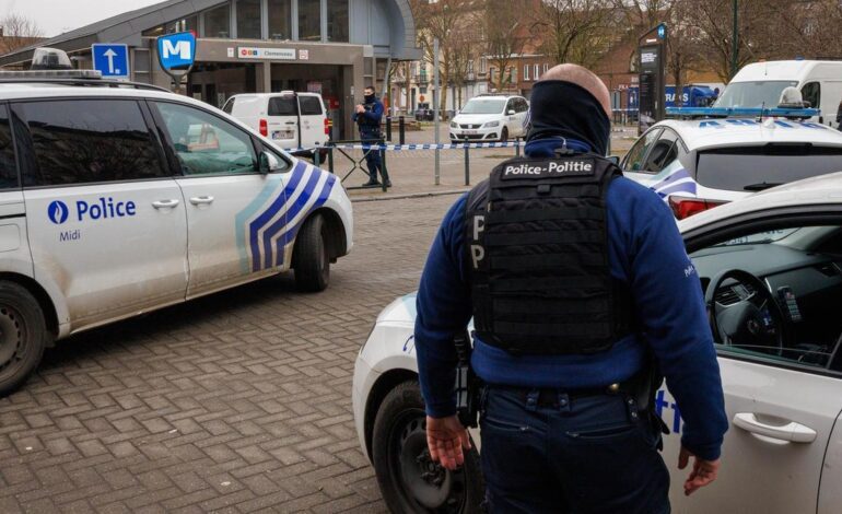 La policía belga busca a dos hombres fuertemente armados tras un tiroteo frente a una estación de metro en Bruselas