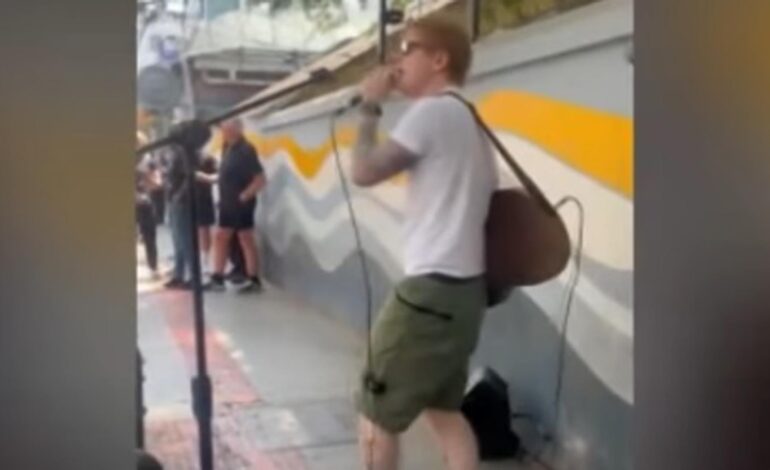 La policía detiene un concierto de Ed Sheeran en plena calle