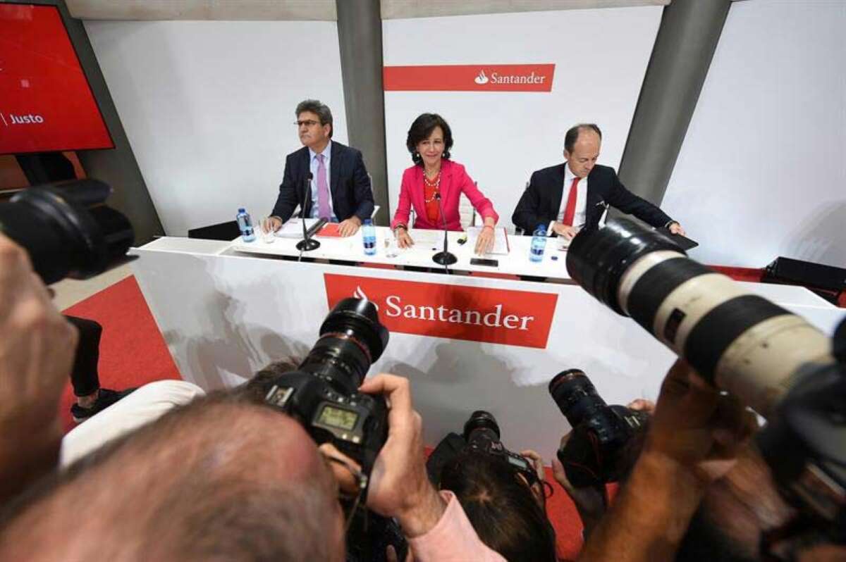 Ana Botín informó ante los medios de comunicación de Banco Popular por Banco Santander. Efusión