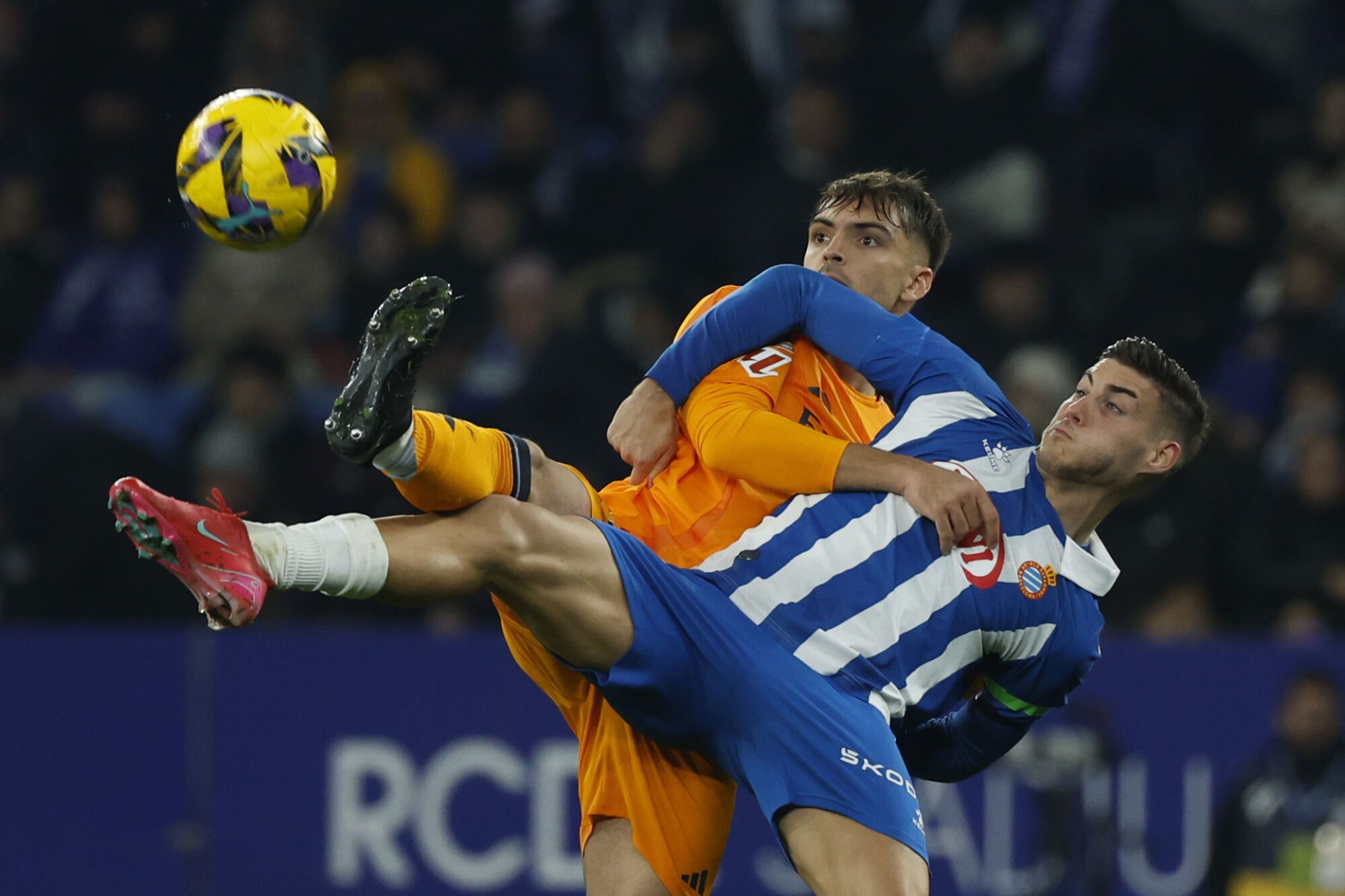 Raul Asencio del Real Madrid, a la izquierda, desafía el balón con Roberto Fernández de Espanyol durante un partido español del fútbol entre Espanyol y el Real Madrid en el estadio Olímpico Lluis Company en Barcelona, ​​España, el sábado 1 de febrero, 2025 (AP Phototo/ Joan Monfort)