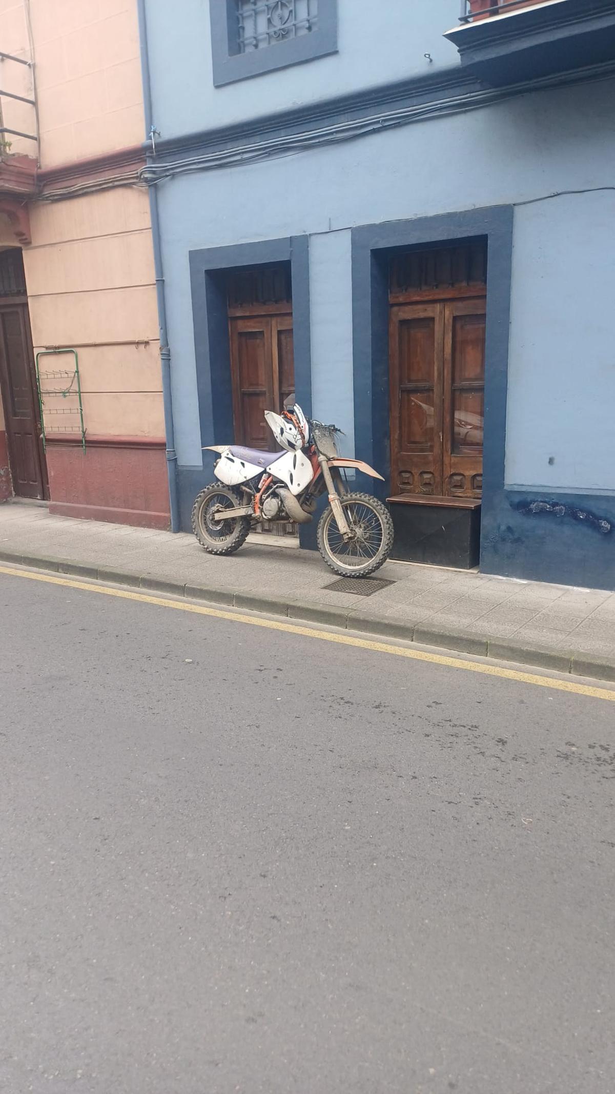 La moto que conducía el detenido, tras el siniestro.