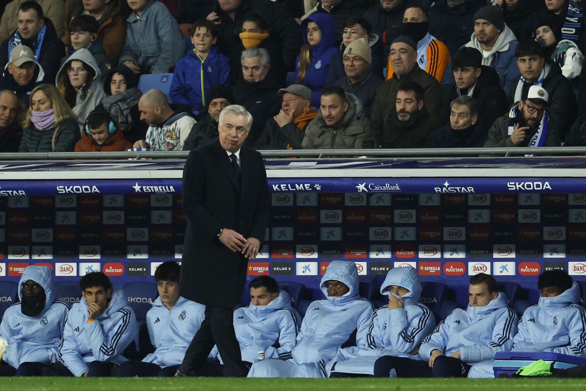 El entrenador en jefe del Real Madrid, Carlo Ancelotti, observa la jugada frente al banco de sustitutos durante el español, el partido de fútbol entre Espanyol y el Real Madrid en el estadio olímpico LLuis Company en Barcelona, ​​España, el sábado 1 de febrero, 2025 (AP/Joan/Joan Monfort)