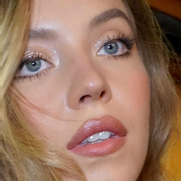 Sydney Sweeney con una brillante sombra de ojos