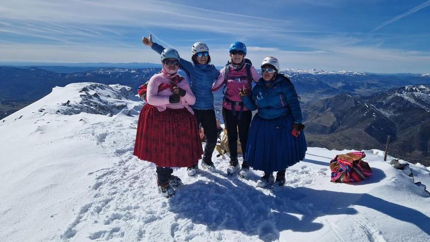 Las cholitas escaladoras, montaña a montaña: descubre que pico de las Cuencas han coronado