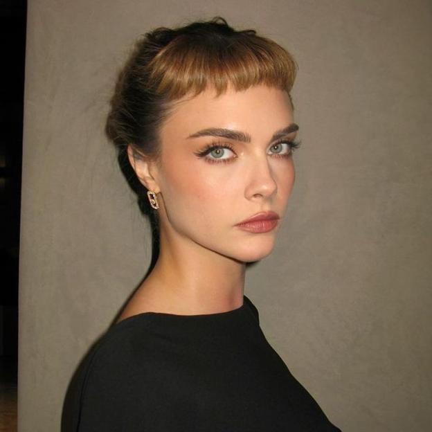 Cara Delevigne con la tendencia del Baby Bangs para 2025