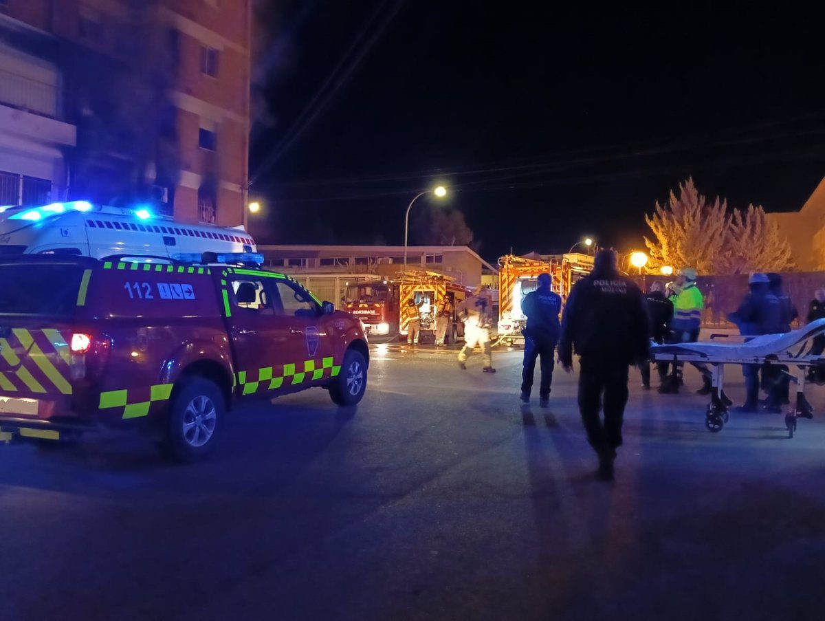 Cinco heridos en el incendio de un edificio en Molina de Segura