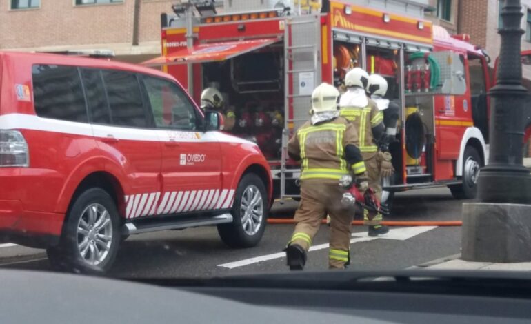 Bomberos de Oviedo trabajan en la extinción de un incendio que afecta a dos viviendas en San Esteban