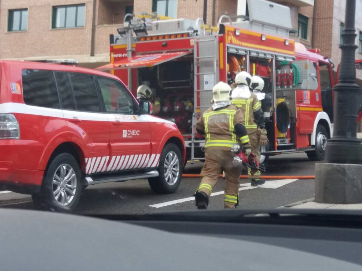 Bomberos de Oviedo trabajan en la extinción de un incendio que afecta a dos viviendas en San Esteban