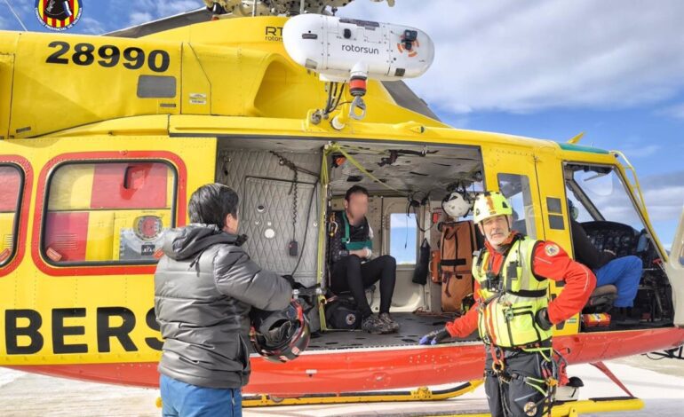 Bomberos rescatan a un ciclista tras caerse en una ruta de Quesa