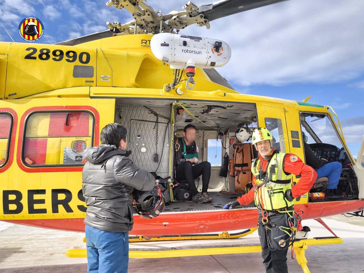 Bomberos rescatan a un ciclista tras caerse en una ruta de Quesa